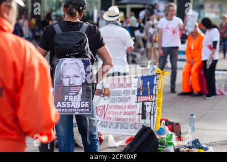 BERLIN - septembre 19: Des gens manifestent contre l'extradition de l'éditeur Julian Assange aux États-Unis, lors d'une manifestation le 19 septembre 2020 à Berlin. Le gouvernement américain veut que M. Assange distribue des documents militaires qui montrent des preuves de crimes de guerre et soit extradé du Royaume-Uni vers les États-Unis. Banque D'Images