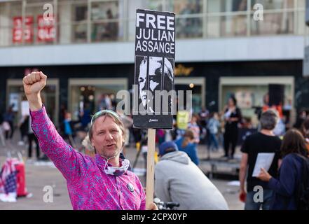 BERLIN - septembre 19: Des gens manifestent contre l'extradition de l'éditeur Julian Assange aux États-Unis, lors d'une manifestation le 19 septembre 2020 à Berlin. Le gouvernement américain veut que M. Assange distribue des documents militaires qui montrent des preuves de crimes de guerre et soit extradé du Royaume-Uni vers les États-Unis. Banque D'Images