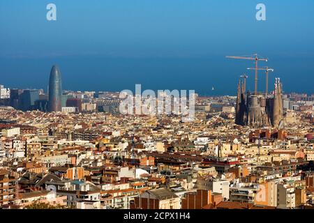 Barcelone, vue depuis le parc Güell sur la ville jusqu'à la mer Méditerranée, Torre Agbar et la Sagrada Familia Banque D'Images