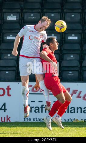 19 septembre 2020. Elgin City FC, Moray, Écosse, Royaume-Uni. Il s'agit du match amical d'avant-saison entre le Elgin City FC de la Scottish League 2 et le Brora Rangers FC, Scottish Highland Laegue. Brora Rangers a gagné le match 2-3. CONTENU DE L'IMAGE :- L 5 Blora Rangers, Mark Nicolson et R 7 Elgin City, Unknown Trailist. Crédit - Jasperimage/AlamyLiveNews Banque D'Images