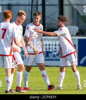 19 septembre 2020. Elgin City FC, Moray, Écosse, Royaume-Uni. Il s'agit du match amical d'avant-saison entre le Elgin City FC de la Scottish League 2 et le Brora Rangers FC, Scottish Highland Laegue. Brora Rangers a gagné le match 2-3. CONTENU DE L'IMAGE:- face à 15 Rangers de Brora Martin Maclean obtient des congrats sur la notation. Crédit - Jasperimage/AlamyLiveNews Banque D'Images