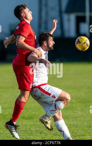 19 septembre 2020. Elgin City FC, Moray, Écosse, Royaume-Uni. Il s'agit du match amical d'avant-saison entre le Elgin City FC de la Scottish League 2 et le Brora Rangers FC, Scottish Highland Laegue. Brora Rangers a gagné le match 2-3. CONTENU DE LA PHOTO :- L 5 Elgin City Stephen Bronsky et R 9 Brora Rangers Jordan Macrae. Crédit - Jasperimage/AlamyLiveNews Banque D'Images