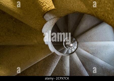 Barcelone, basilique de la Sagrada Familia, tour, escalier en colimaçon, vue vers le haut, structure en escargots Banque D'Images