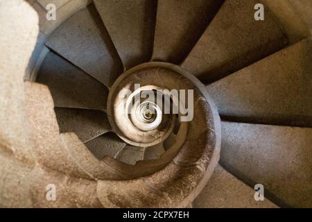 Barcelone, basilique de la Sagrada Familia, tour, escalier en colimaçon, vue vers le bas Banque D'Images