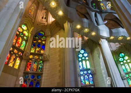 Barcelone, basilique de la Sagrada Familia, intérieur, fenêtres colorées Banque D'Images