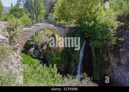 Pont de Clandras sur la rivière Banaz à Usak Turquie fabriqué par Phrygians et centrale hydro-électrique Banque D'Images