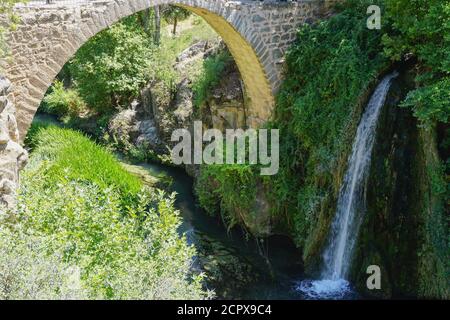 Pont de Clandras sur la rivière Banaz à Usak Turquie fabriqué par Phrygians et centrale hydro-électrique Banque D'Images