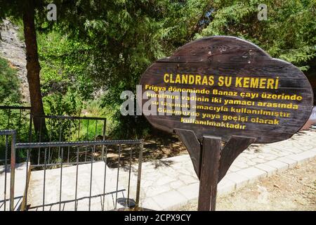 Pont de Clandras sur la rivière Banaz à Usak Turquie fabriqué par Phrygians et centrale hydro-électrique Banque D'Images