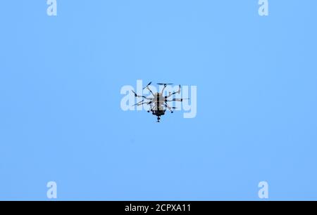 Un drone survole le stade lors du match de la Premier League à Old Trafford, Manchester. Banque D'Images