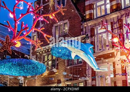 Carnaby Street Christmas Lights, en collaboration avec Project Zero, présentant un thème sous-marin, tous fabriqués à partir de matériaux recyclés et réutilisables, Londres Banque D'Images