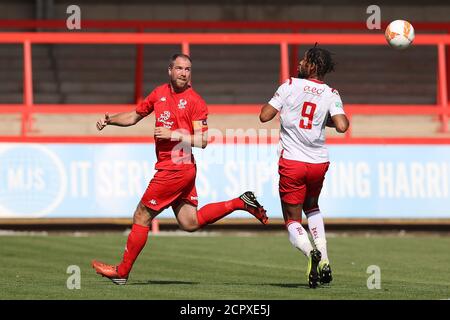 Keith Lowe de Kiddersminster Harriers et Kwame Thomas de Wrexham lors du match amical d'avant-saison à Aggbrough, Kiddersminster. Banque D'Images