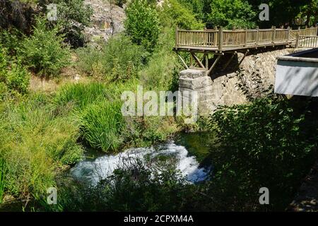 Pont de Clandras sur la rivière Banaz à Usak Turquie fabriqué par Phrygians et centrale hydro-électrique Banque D'Images