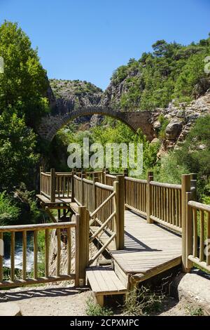 Pont de Clandras sur la rivière Banaz à Usak Turquie fabriqué par Phrygians et centrale hydro-électrique Banque D'Images