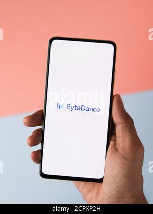 Assam, inde - 12 septembre 2020 : logo Byte dance sur l'écran du téléphone. Banque D'Images