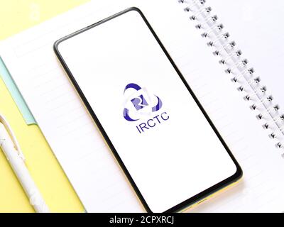 Assam, inde - 12 septembre 2020 : logo Irctc sur image de stock d'écran de téléphone. Banque D'Images