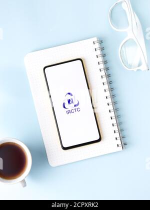 Assam, inde - 12 septembre 2020 : logo Irctc sur image de stock d'écran de téléphone. Banque D'Images