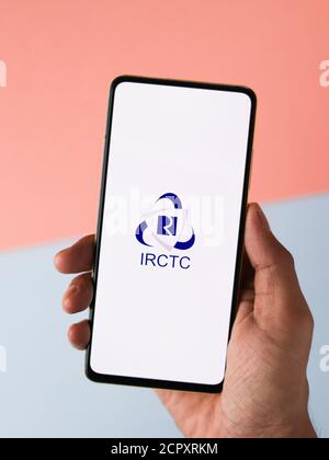 Assam, inde - 12 septembre 2020 : logo Irctc sur image de stock d'écran de téléphone. Banque D'Images