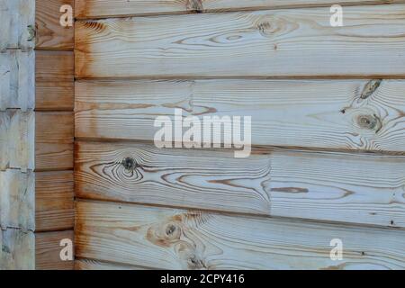 Fragment d'une maison en bois en bois caduque de près Banque D'Images