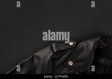 Modèle minimaliste monochrome avec veste. Espace de copie de la vue de dessus de la pose à plat. Banque D'Images
