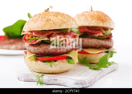 Savoureux et appétissant hamburger cheeseburger une vue superbe pour le plus vite nourriture Banque D'Images