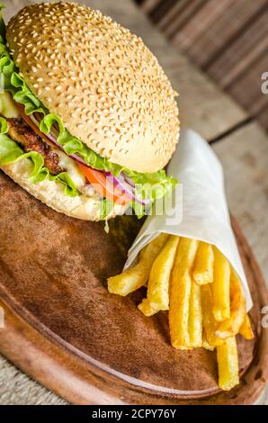 Savoureux et appétissant hamburger cheeseburger une vue superbe pour le plus vite nourriture Banque D'Images