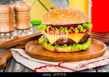 Savoureux et appétissant hamburger cheeseburger une vue superbe pour le plus vite nourriture Banque D'Images