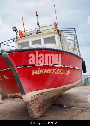 Bateau de pêche rouge sec amarré sur le quai, port de Latchi, Chypre Banque D'Images