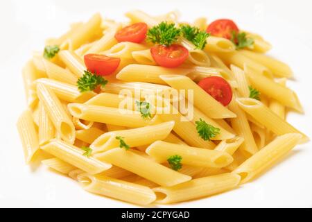 Assiette de pâtes italiennes, penne rigate avec tomates Banque D'Images