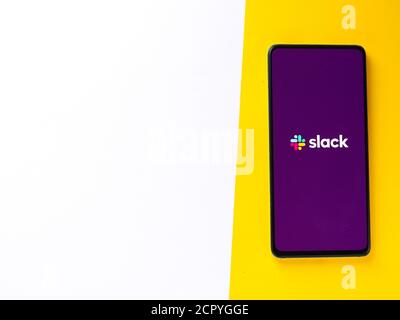 Assam, inde - 18 septembre 2020 : logo Slack sur image de stock d'écran de téléphone. Banque D'Images