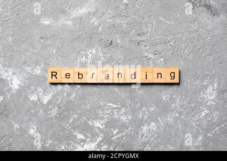 Le rebranding mot écrit sur une cale en bois. Le rebranding texte sur table, concept. Banque D'Images