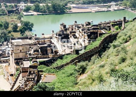 Palais Garh et fort Taragarh avec lac Nawal Sagar en arrière-plan, Bundi, Inde Banque D'Images