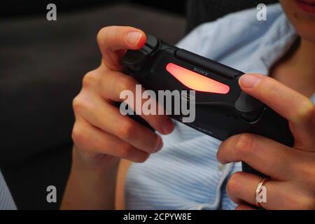 29 mars 2020 Eskisehir Turquie. Manette de jeu PS4 à la main de la femme à la maison Banque D'Images