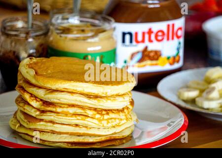 22 mars 2020 Esquisehir Turkey Nutella crêpes et bananes maison petit déjeuner en tranches dessert vue rapprochée Banque D'Images