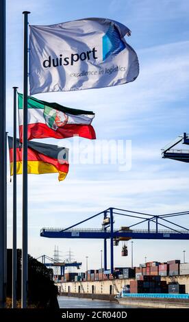 Duisport, drapeau de la Rhénanie-du-Nord-Westphalie et de l'Allemagne, grue portuaire charge la barge avec des conteneurs, port de logport de Duisport terminal à conteneurs, port de Duisburg sur le R Banque D'Images