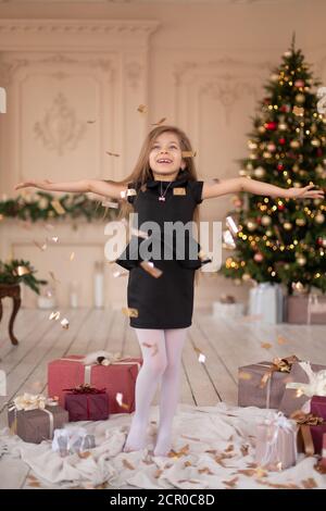 Petites filles jetés confetti. Magie de Noël. Des moments joyeux d'une enfance heureuse. Banque D'Images