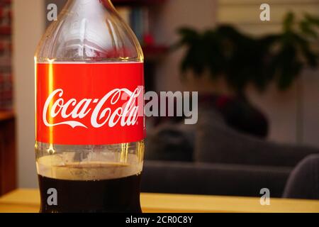 13 mars 2020 Eskisehir Turquie. Bouteille de coca cola froide sur une table en bois vue rapprochée champ de vision à faible profondeur Banque D'Images