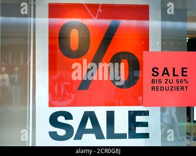 Essen, Rhénanie-du-Nord-Westphalie, Allemagne - bataille de rabais dans la crise corona, ventes au détail en temps de pandémie corona, affiches dans le magasin Banque D'Images