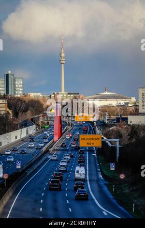 Dortmund, vue sur la ville avec autoroute A40, Tour Florian et hall d'exposition, région de la Ruhr, Rhénanie-du-Nord-Westphalie, Allemagne Banque D'Images