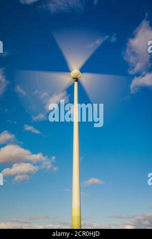 Éolienne contre un ciel bleu avec des nuages, ense, Rhénanie-du-Nord-Westphalie, Allemagne Banque D'Images