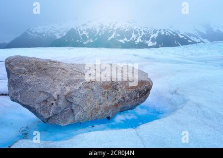 Surface du glacier Mendenhall avec rochers Banque D'Images