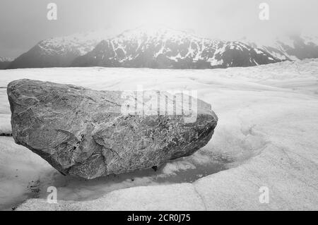 Surface du glacier Mendenhall avec rochers Banque D'Images