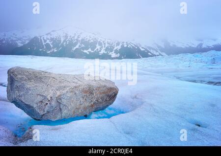 Surface du glacier Mendenhall avec rochers Banque D'Images