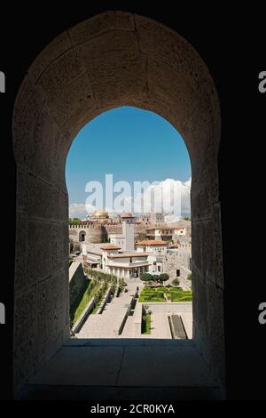 Vue depuis la fenêtre de la tour vers d'autres complexes du château de Rabati à Akhaltsikhe, Géorgie Banque D'Images