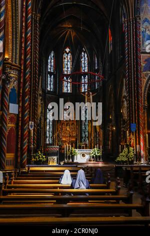 Les religieuses prient dans les Marienbasilika, Kevelaer, Niederrhein, Rhénanie-du-Nord-Westphalie, Allemagne Banque D'Images