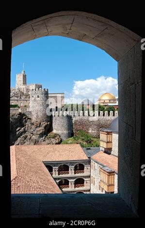 Vue depuis la fenêtre de la tour vers d'autres complexes du château de Rabati à Akhaltsikhe, Géorgie Banque D'Images