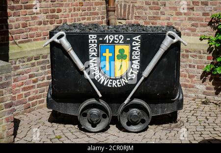 Camion de charbon Bergknappenverein St. Barbara 1952 dans le Brunnenhof de la Marienbasilika dans le lieu de pèlerinage Kevelaer, Bas Rhin, Nord Banque D'Images