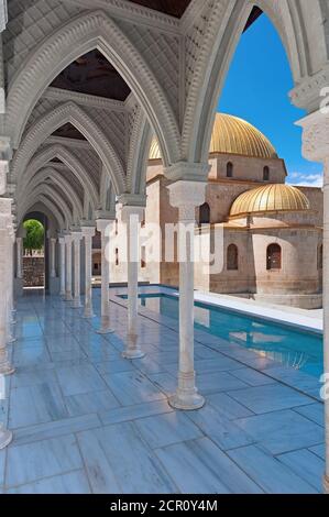 L'arche ornée avec vue sur la mosquée de la forteresse de Rabati à Akhaltsikhe, Géorgie Banque D'Images