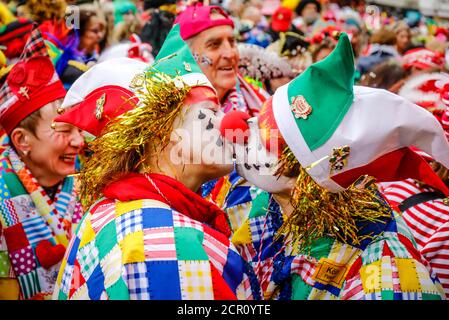 Des carnivores aux costumes colorés célèbrent le Carnaval de Cologne, sur Weiberfastnacht le carnaval de rue s'ouvre traditionnellement sur l'alter Markt, qui Banque D'Images