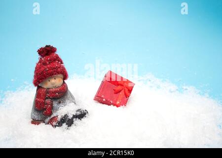 Toy lutin de Noël s'asseoir dans la neige, Copy space Banque D'Images