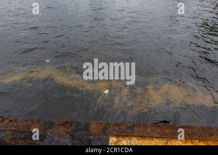 Catastrophes écologiques. Déversement de produits pétroliers dans la mer. Les produits pétroliers toxiques flottent sur la surface de la mer propre. Banque D'Images